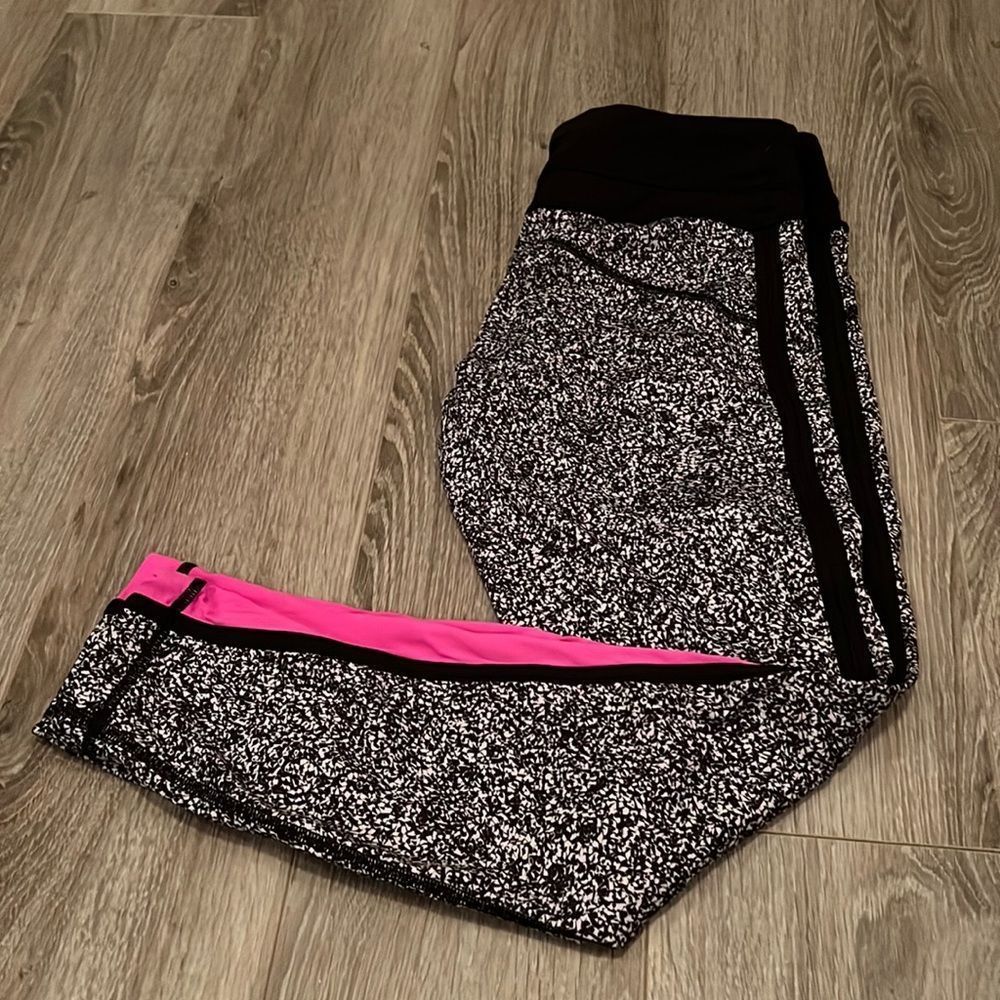 Lululemon 7/8 leggings - black/white with pink insert. Size 6